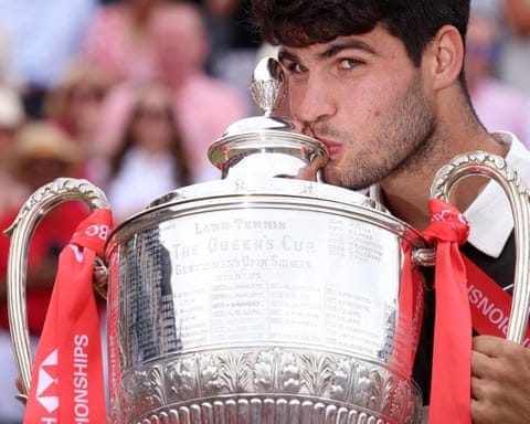 Carlos Alcaraz kisses the trophy after his victory at Queen’s Club.