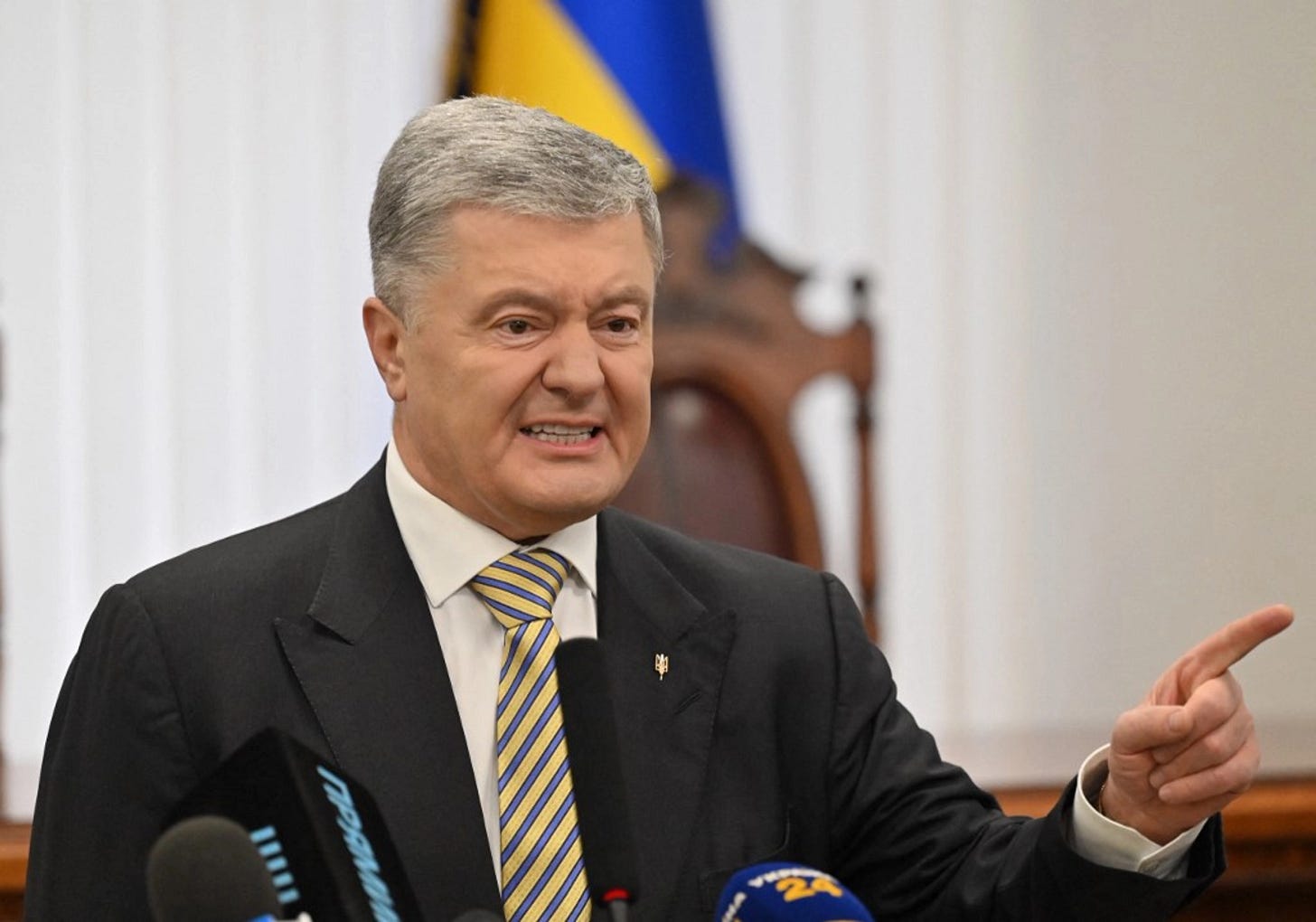 Ex-President Poroshenko Hit with Sanctions, Blames Zelensky for 'Unconstitutional' Move Ex-President Poroshenko Hit with Sanctions, Blames Zelensky for 'Unconstitutional' Move