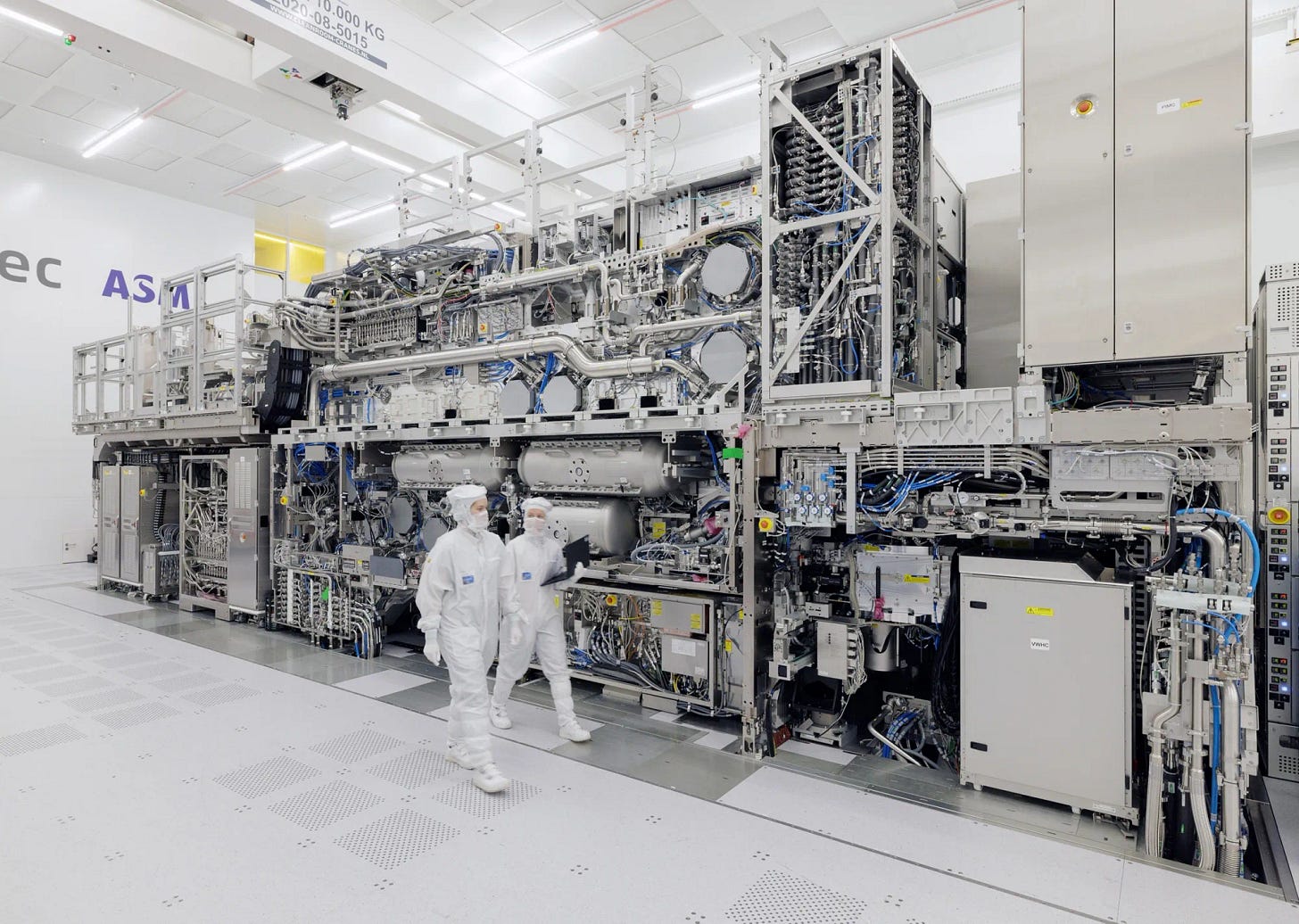 ASML to Ship $380 Million High-NA EUV Chipmaking Machine to TSMC, Samsung -  Bloomberg