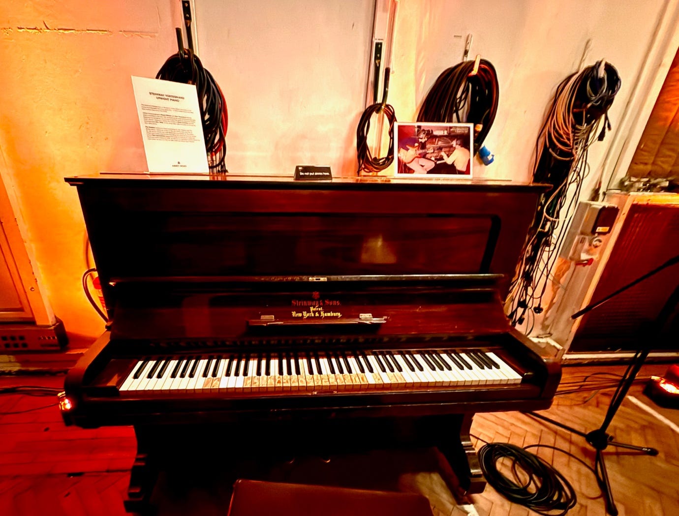 A piano in a room

AI-generated content may be incorrect.