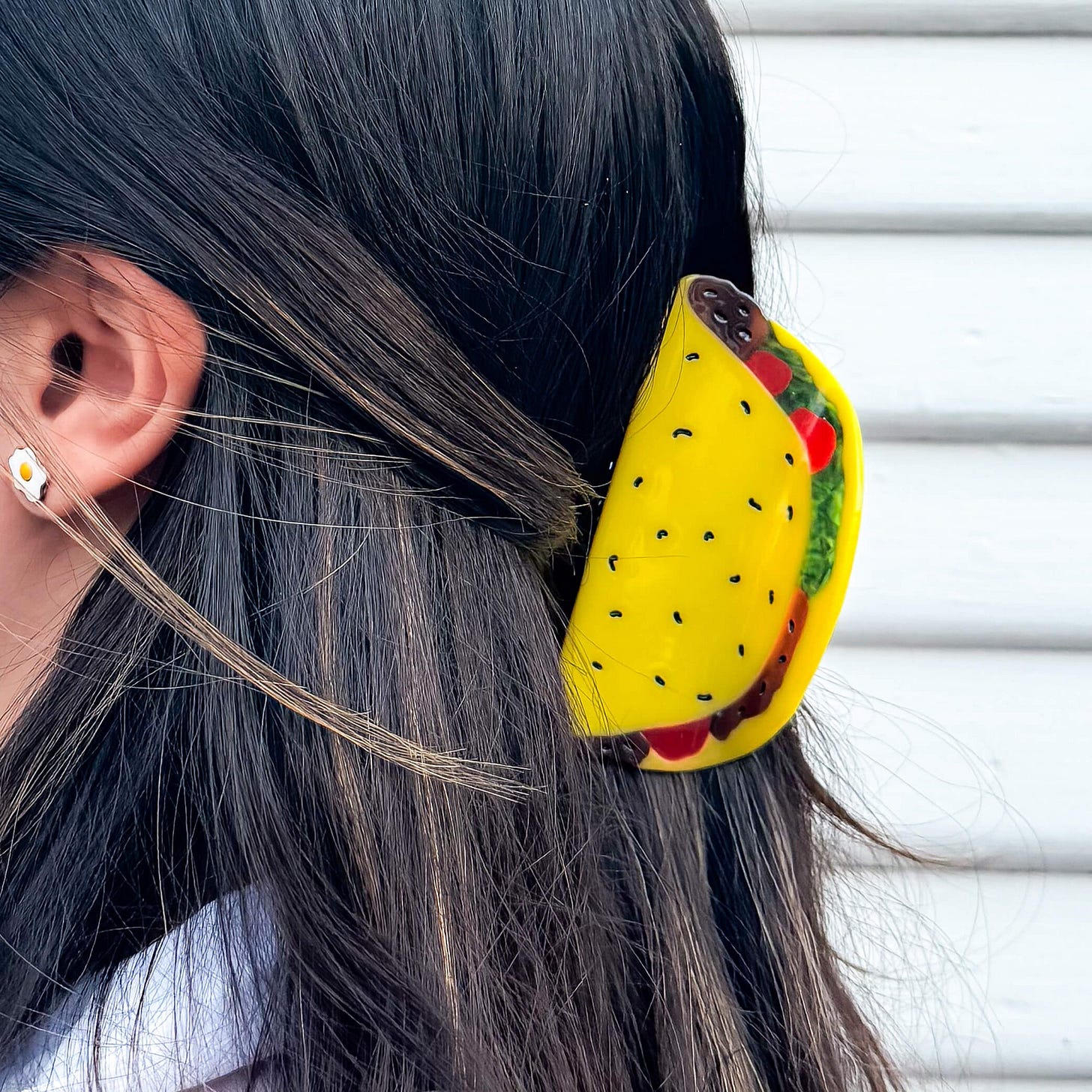 Taco-shaped hair claw