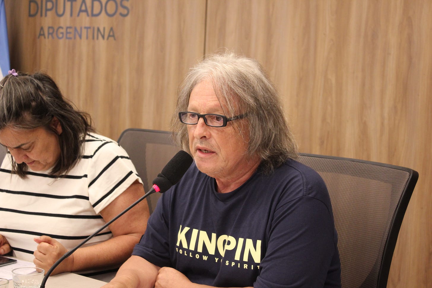 Un viaje de regreso al Siglo XIX | Ornitorrinco Rubén “Pollo” Sobrero, secretario general de la Unión Ferroviaria Oeste, durante su intervención en la audiencia pública contra el proyecto de reforma laboral convocado por el Frente de Izquierda el pasado 05 de diciembre en el Congreso de la Nación. Foto/Camila Mitre