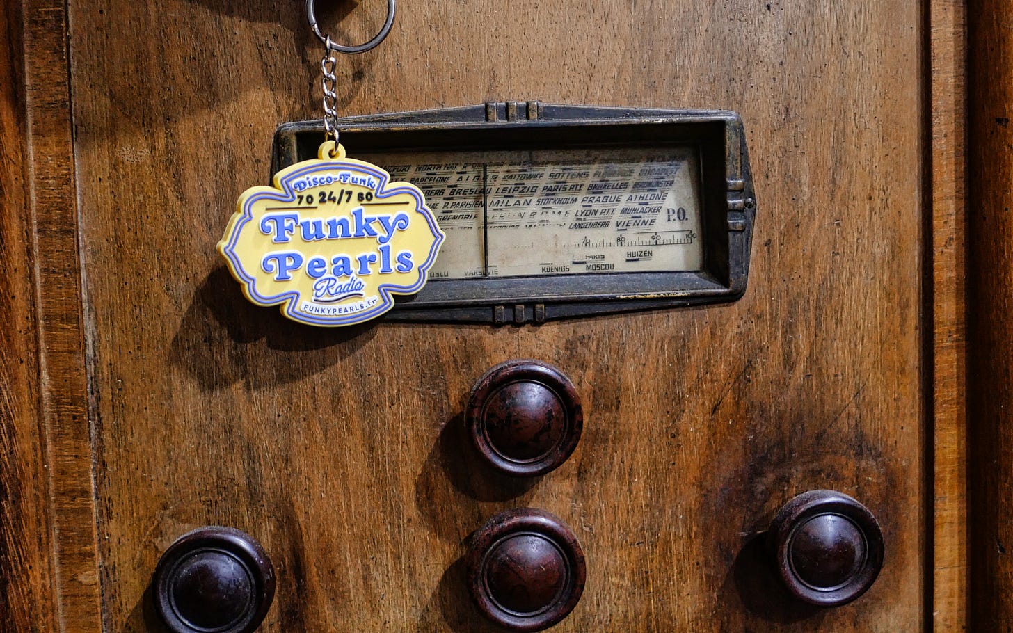 Porte clé Funky Pearls radio devant une radio ancienne