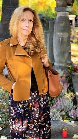 Lenka Procházková u hrobu svého otce, spisovatele Jana Procházky Lenka Procházková u hrobu svého otce, spisovatele Jana Procházky