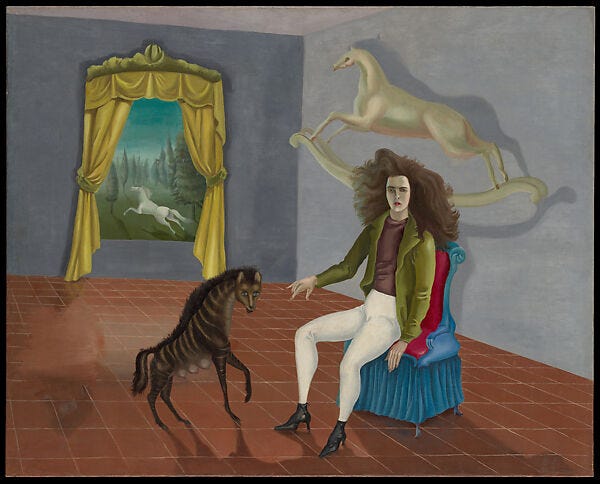 pintura a óleo. Usando culotes brancos esportivos e uma cabeleira selvagem, Carrington está empoleirada na ponta de uma cadeira nesta cena curiosa e onírica, com a mão estendida em direção à hiena empinada e de costas para o cavalo de balanço sem rabo que voa atrás dela. Filha de um industrial inglês, Carrington passou a infância em uma propriedade rural cercada por animais e lendo contos de fadas e lendas. Ela revisitou essas memórias em sua vida adulta, criando pinturas repletas de criaturas reais e imaginárias. Aqui, o cavalo branco, que Carrington usou como seu substituto simbólico, galopa livremente na paisagem verdejante além da janela com cortinas.
