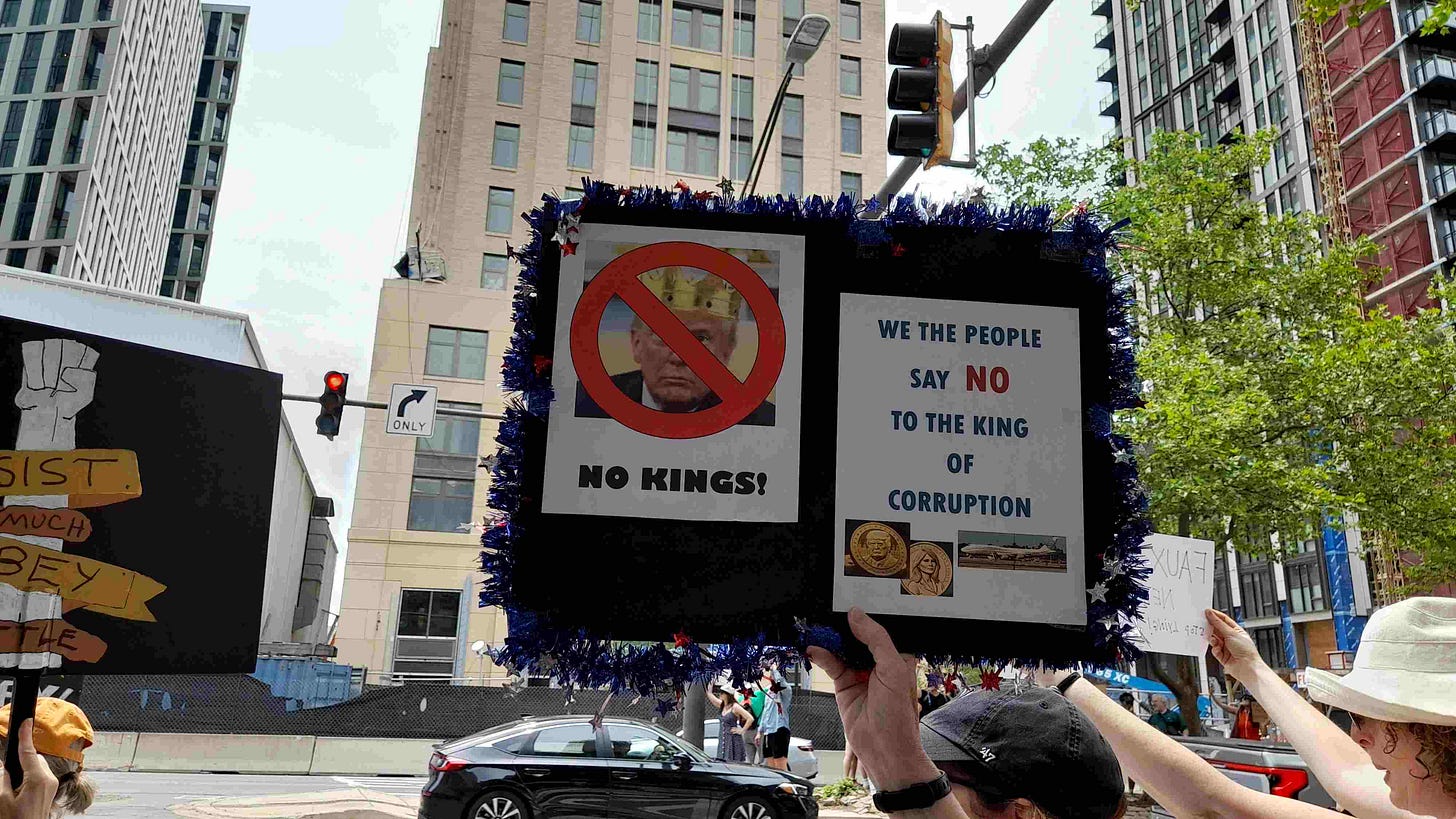 На протесте в Бетесде, Мэриленд, 14 июня 2026