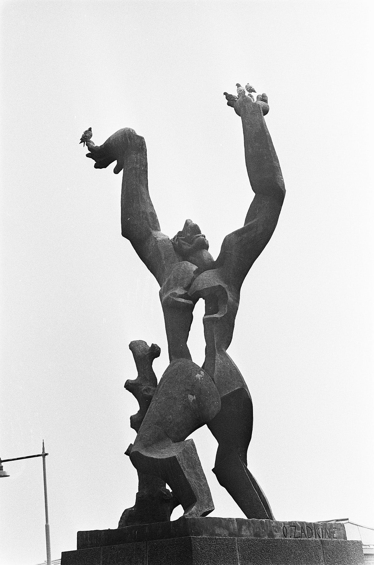 File:Beeld van Zadkine te Rotterdam (stad zonder hart), Bestanddeelnr  920-7142.jpg - Wikimedia Commons