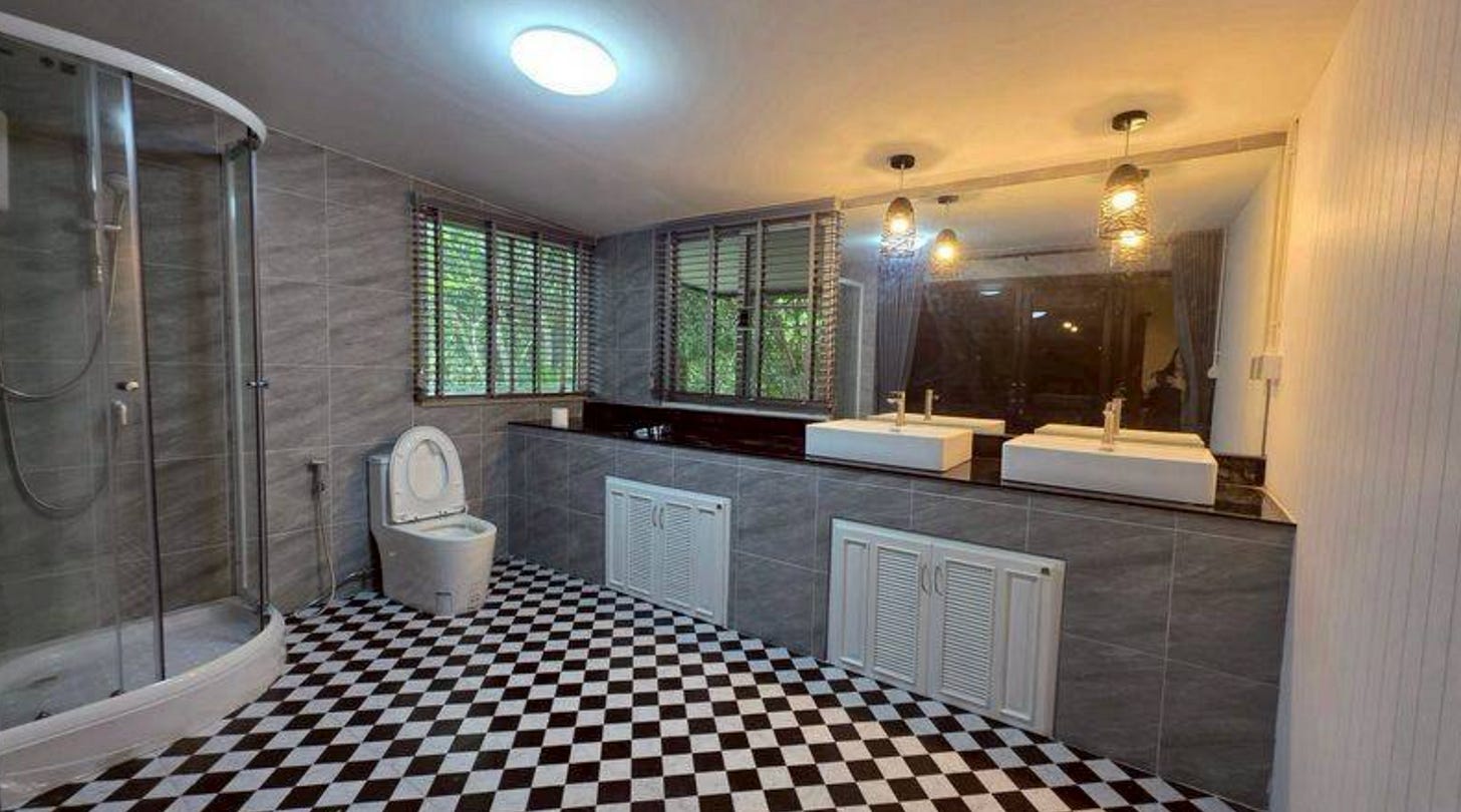 En-suite bathroom—I could live in here.