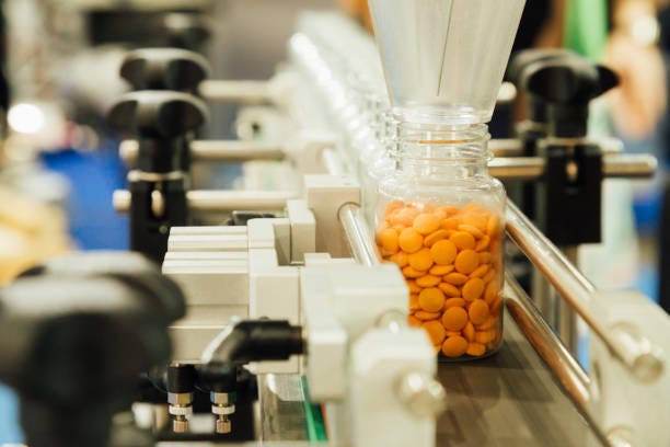 pharmaceutical industry, medicine pills are filling in the plastic bottle on production line machine conveyor at the medical factory. selective focus. pharmaceutical industry, medicine pills are filling in the plastic bottle on production line machine conveyor at the medical factory. selective focus. drug manufacturing factory stock pictures, royalty-free photos & images