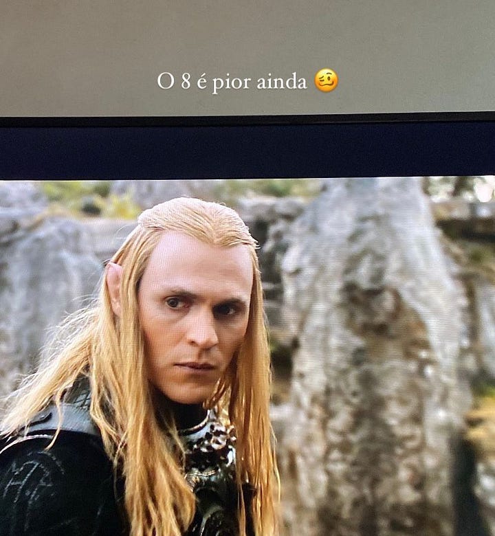 Story 1: foto de uma cena de Anéis do Poder, onde Galadriel conversa com o outro elfo que esqueci o nome. Story 2: Foto de uma cena de Anéis de Poder, onde Sauron loiro tá puto