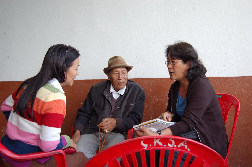 2008年10月，印度锡金邦首府岗托，李江琳（右一）采访西藏难民。