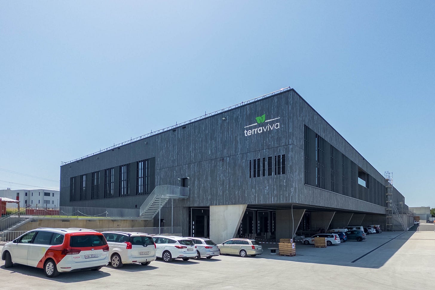 Das neue Betriebsgebäudevon Terraviva in Kerzers FR.