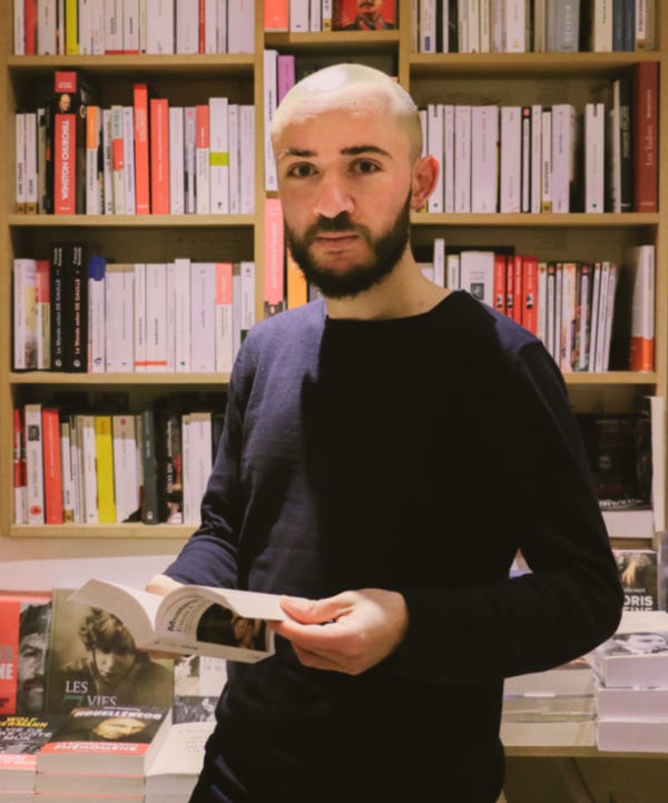 La joie d'un homme libre entouré de livres 😅 (Quel livre ai-je entre les mains ?) La joie d'un homme libre entouré de livres 😅 (Quel livre ai-je entre les mains ?)