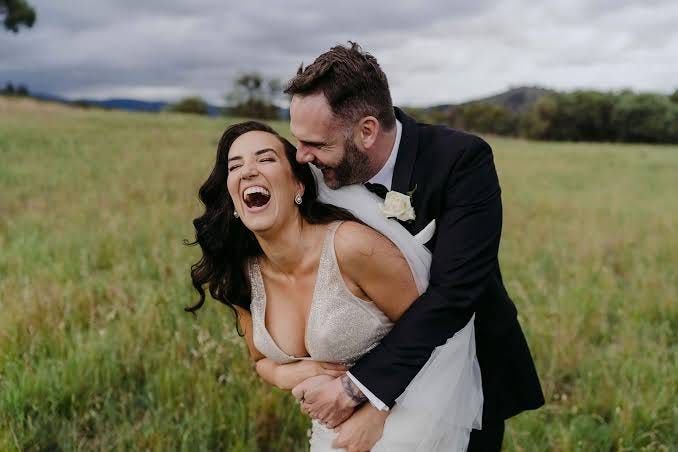 How can I get the best couple photos possible on my wedding day ?