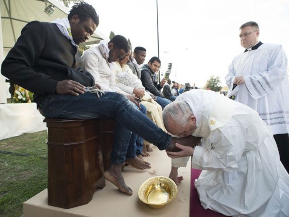 Pope Francis washes and kisses feet of Muslim, Hindu and Christian refugees  | The Independent | The Independent
