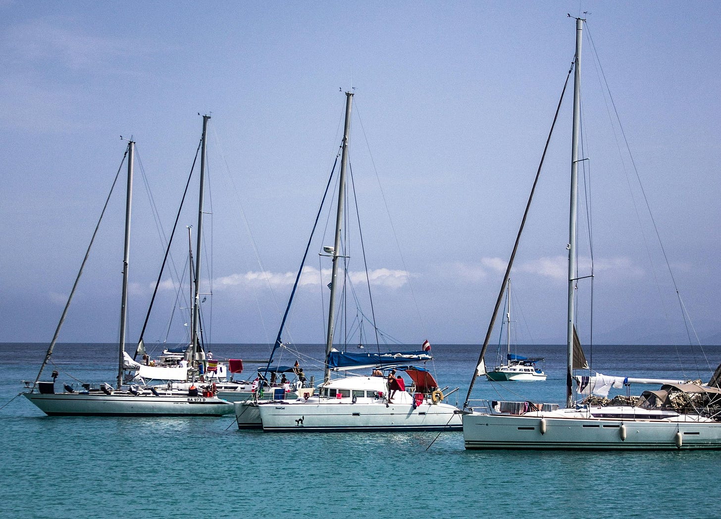 Bateaux au mouillage dans une eaux bleue des mers du sud