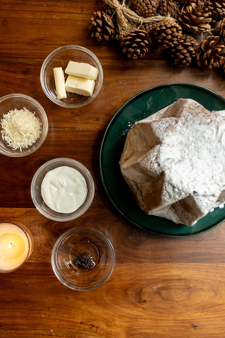 Ingredientes de la crema para el pandoro en una mesa de madera con decoración navideña