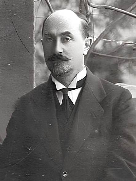 A person in a suit and tie

Description automatically generated