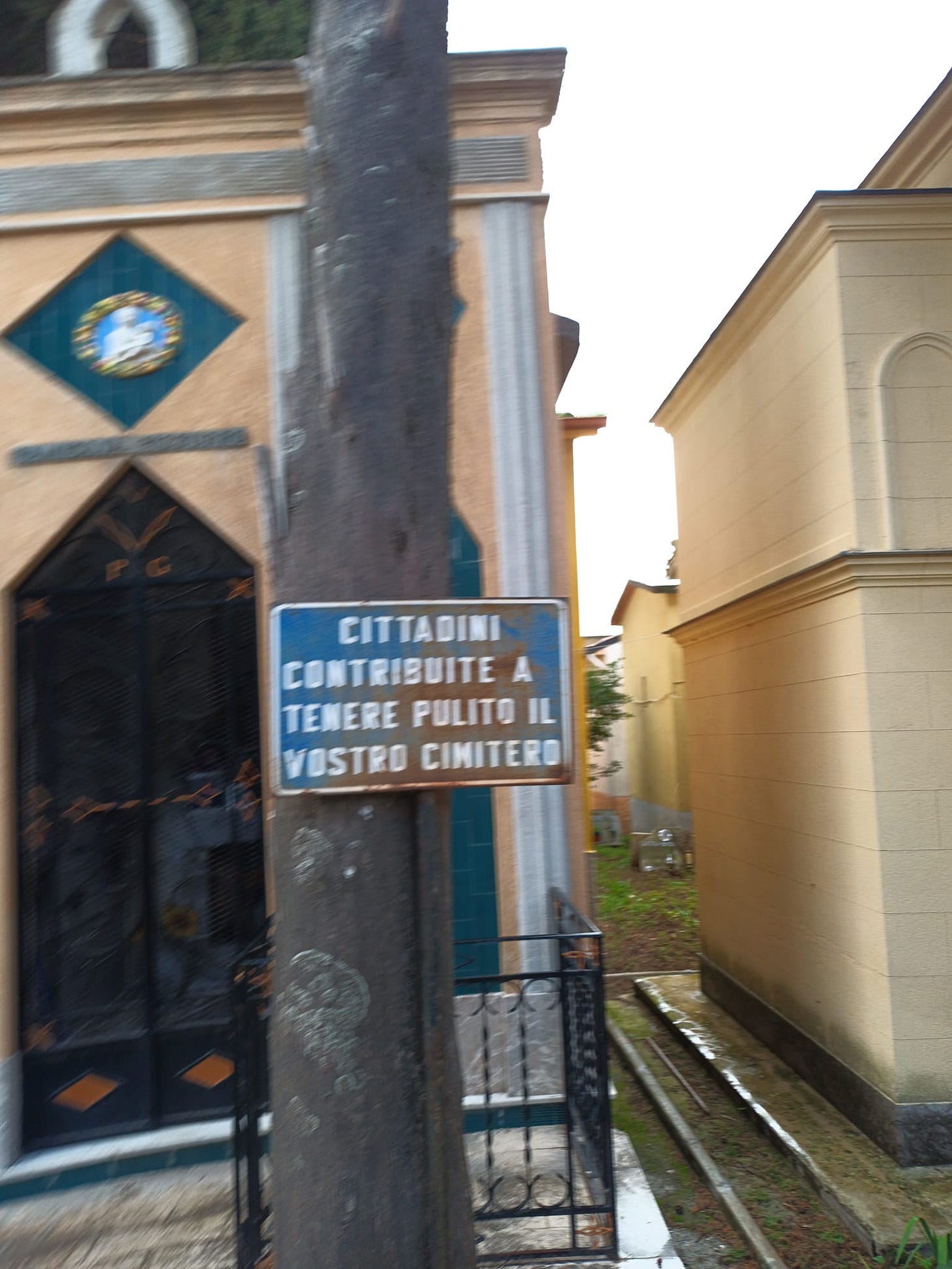 May be an image of monument and text that says "CITTADINI CONTRIBUITE TENERE PULITO IL VOSTRO CINITERO"