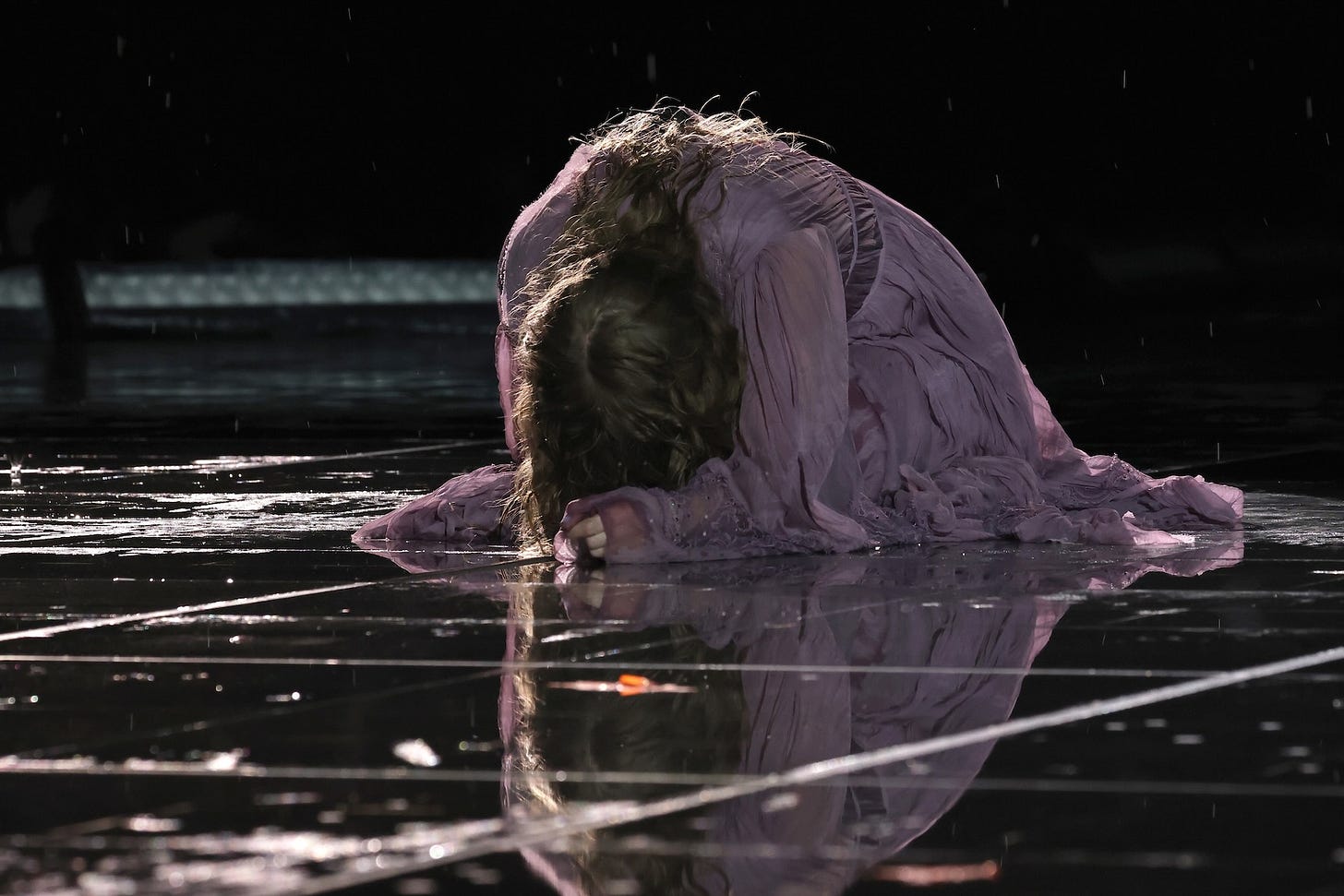 Taylor Swift Plays Rain-Soaked Show in Nashville