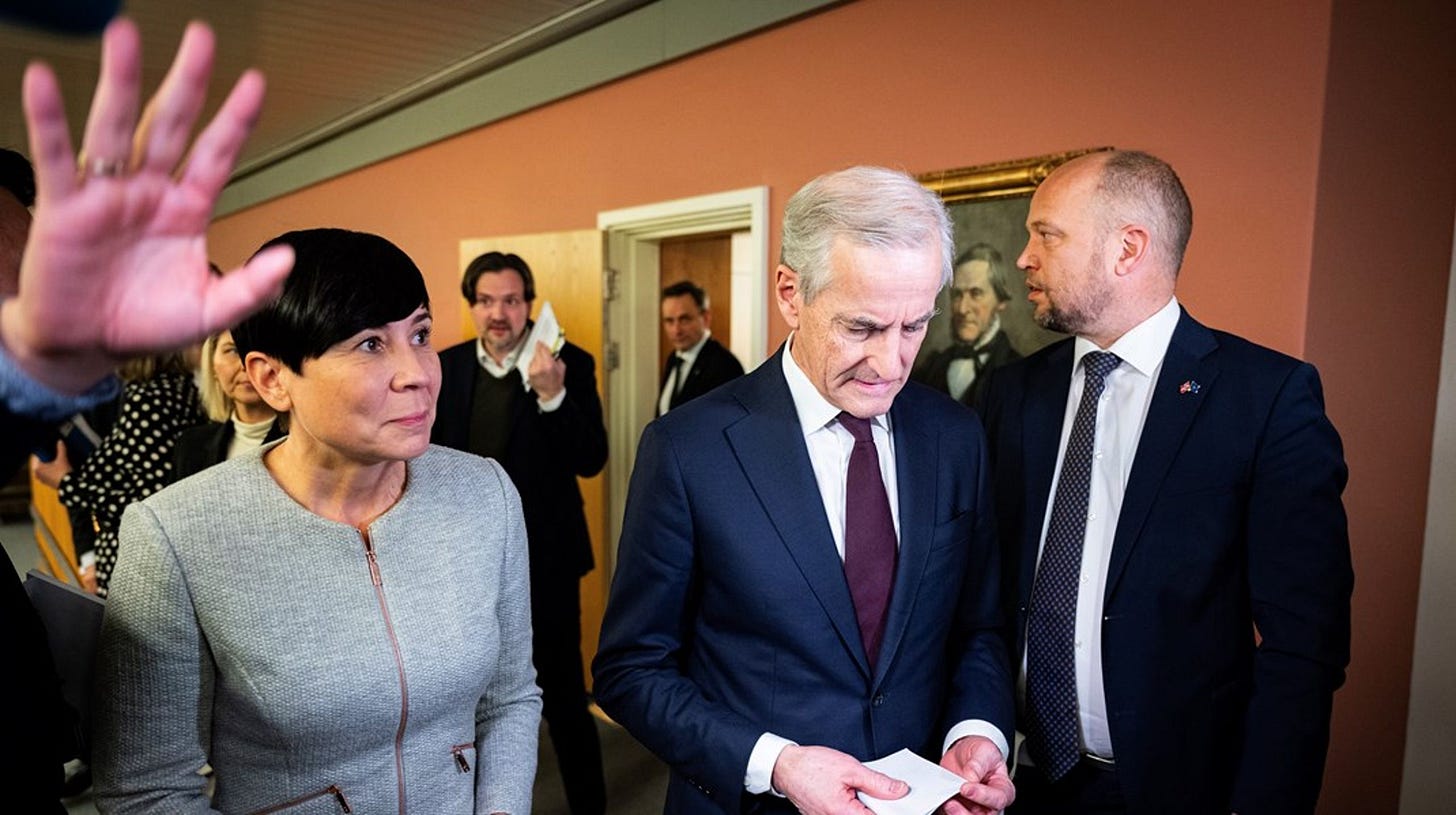 Ine Eriksen Søreide (H), Jonas Gahr Støre (Ap) og Trygve Slagsvold Vedum (Sp) erklærte at partiene på Stortinget er enige om å støtte Ukraina med minst 35 milliarder kroner i 2025.