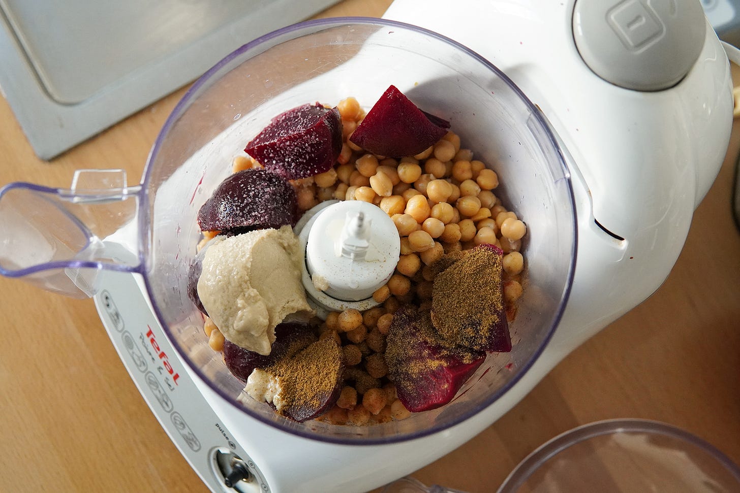 les ingrédients du houmous dans le mixeur