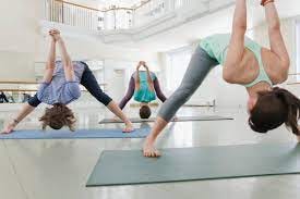 Mom farts in yoga class, the internet can't stop laughing - National |  Globalnews.ca