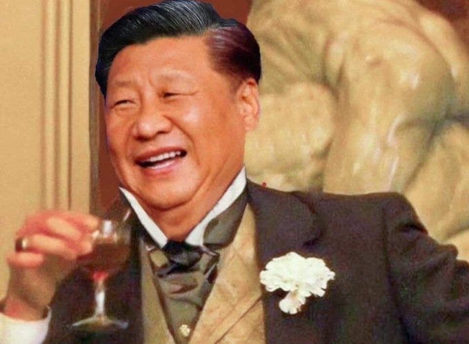 A caricature illustration depicts Xi Jinping laughing heartily while holding a wine glass. He wears a formal brown suit with a green vest white flower boutonniere and bow tie. The background includes a blurred statue of a muscular figure.