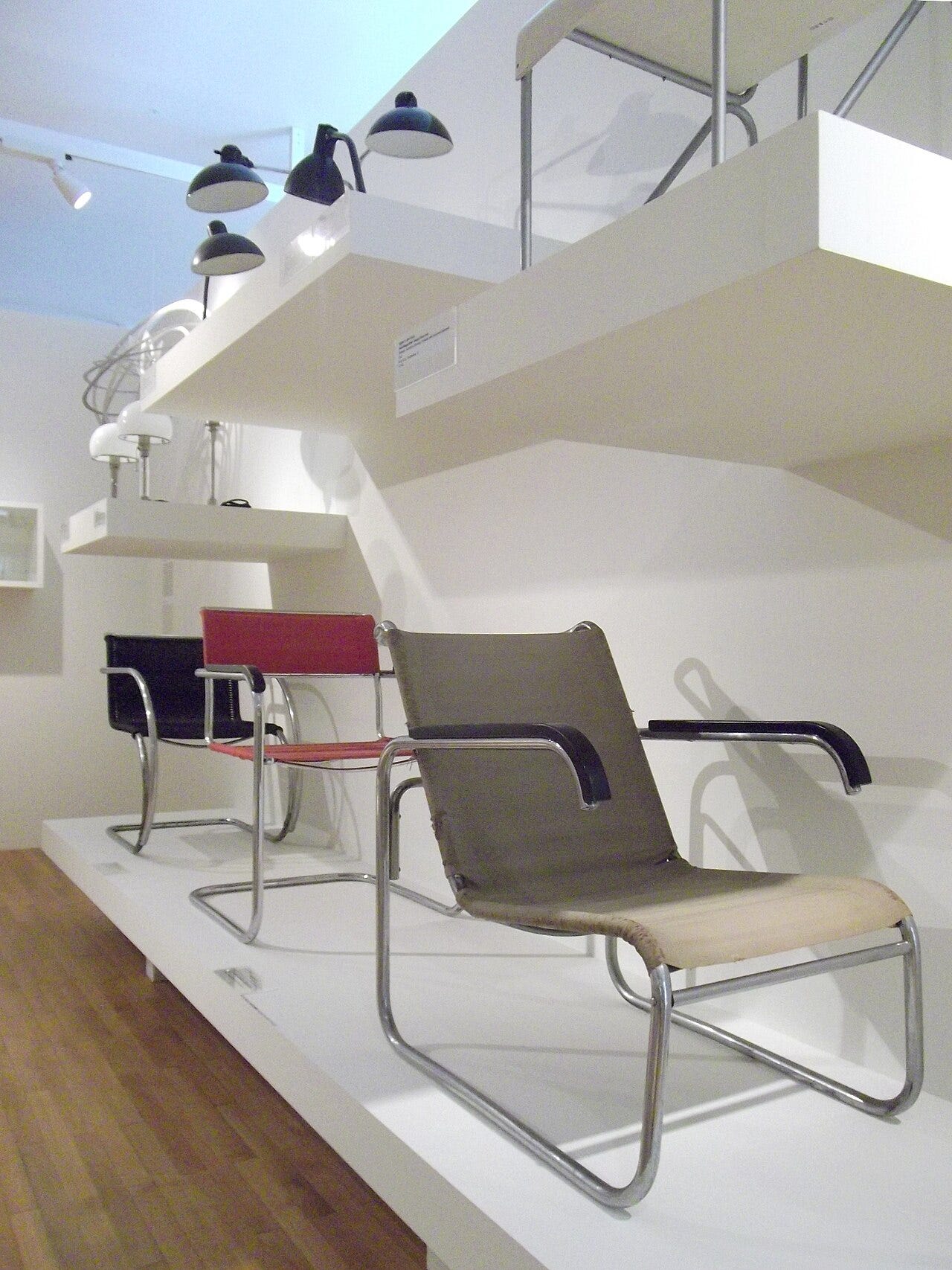 De Stijl 與 Bauhaus 相關展陳|來源:Wikimedia Commons(GFDL) De Stijl 與 Bauhaus 相關展陳|來源:Wikimedia Commons(GFDL)