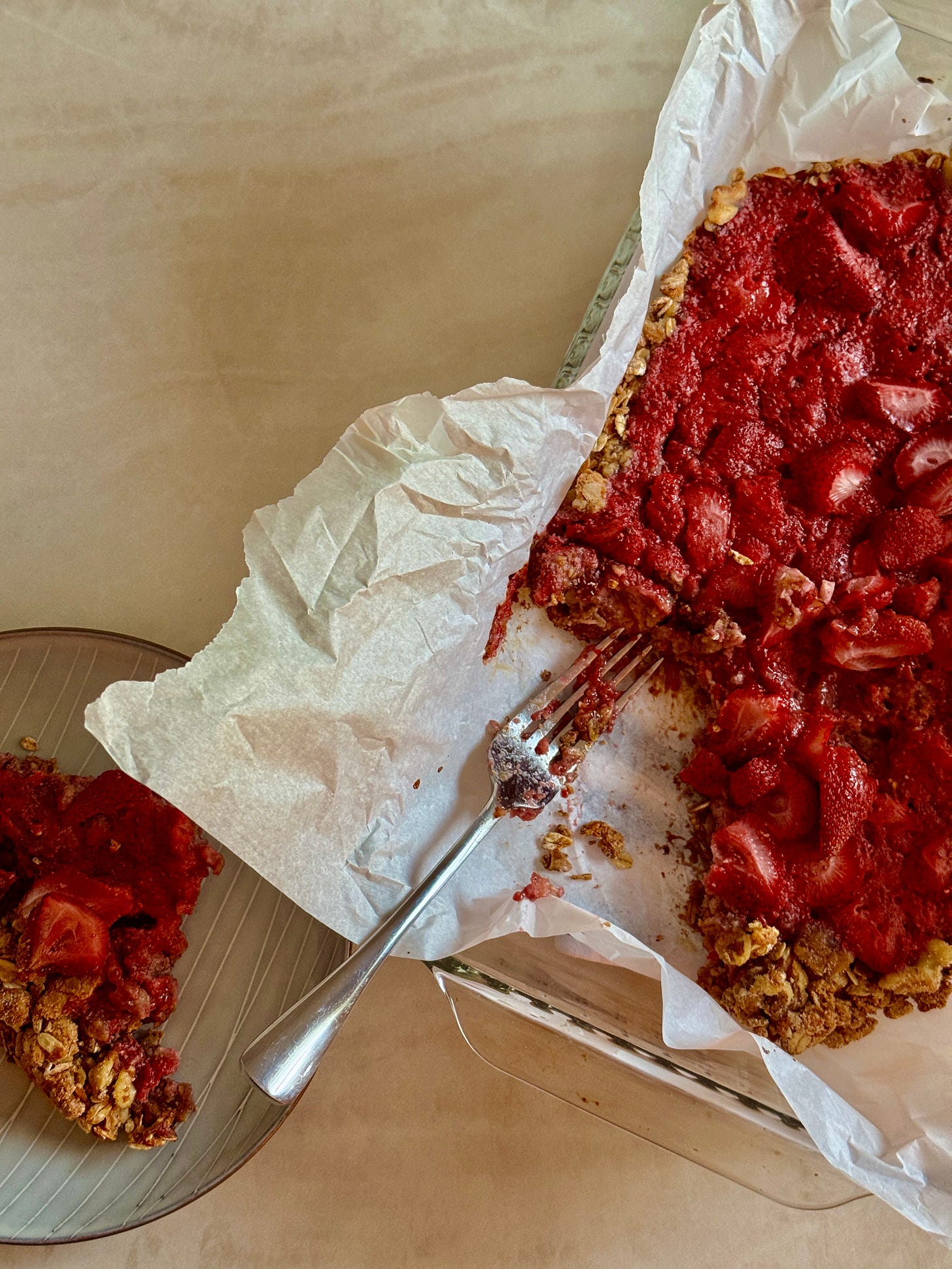 Strawberry oat crumble