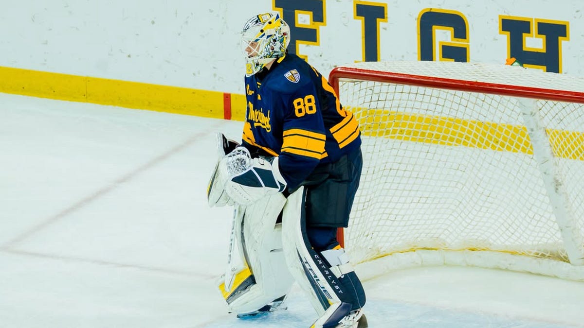 Feldbergs makes 32 saves, assists on OT winner as Merrimack tops Notre Dame