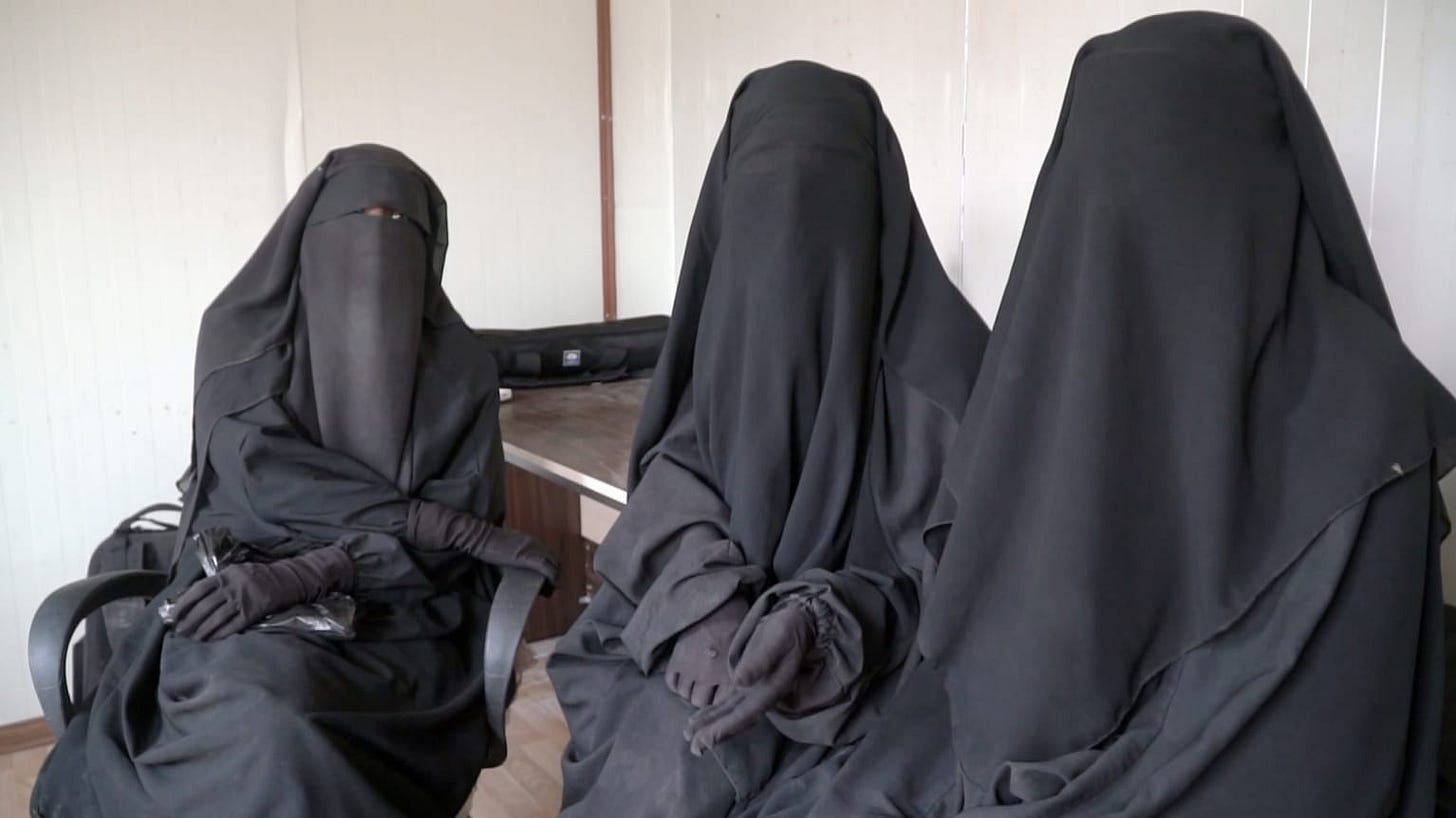Miksi sitä perustellaan jatkuvasti Suomen lehdistössä haastattelemalla ilmiselvästi kulttitoiminnassa mukana olevia täys-naama-kaaputettuja ja aivopestyjä ISIS-tyylisiä naisia, joiden tehtävä on kertoa, kuinka sen paheksuminen on muka “rasismia”? Miksi sitä perustellaan jatkuvasti Suomen lehdistössä haastattelemalla ilmiselvästi kulttitoiminnassa mukana olevia täys-naama-kaaputettuja ja aivopestyjä ISIS-tyylisiä naisia, joiden tehtävä on kertoa, kuinka sen paheksuminen on muka “rasismia”?