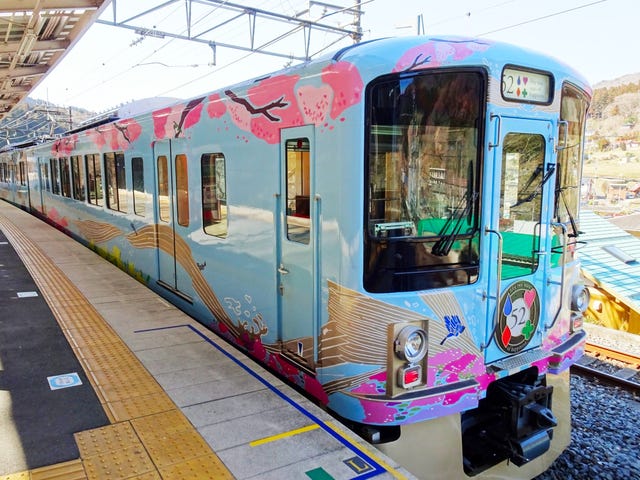 5. Seibu Traveling Restaurant “52 Seats of Happiness” / Kanto