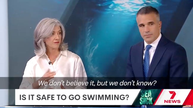 Nicola Supirrer, femme aux élégants cheveux gris et au beau chemisier blanc, sur un plateau de JT, la main posée sur le cœur en signe de dénégation.