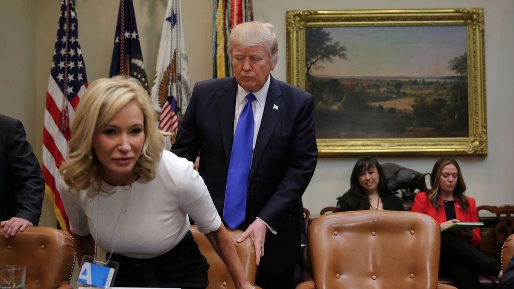 La telepredicadora Paula White reza por Trump y su sermón "antidemonios ...