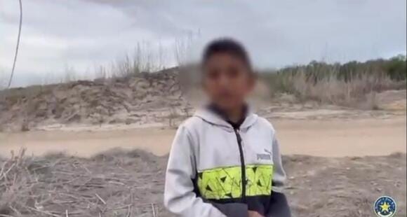 Migrant child abandoned by human smugglers in Texas Migrant child abandoned by human smugglers in Texas