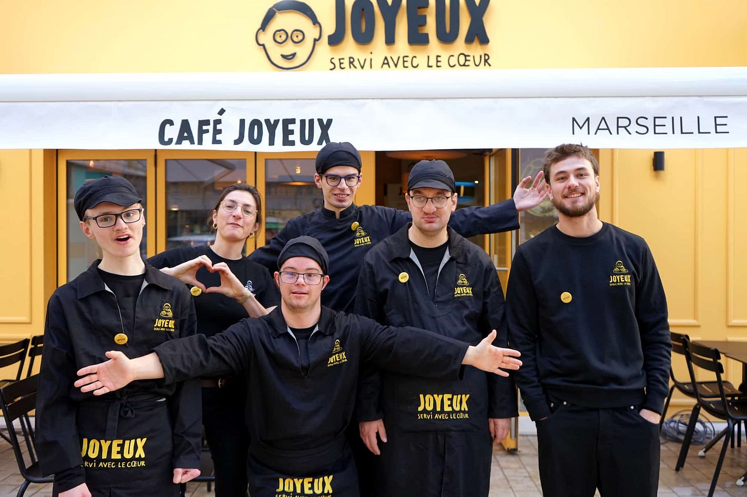 Le restaurant inclusif Café Joyeux a ouvert ses portes dans le centre ...
