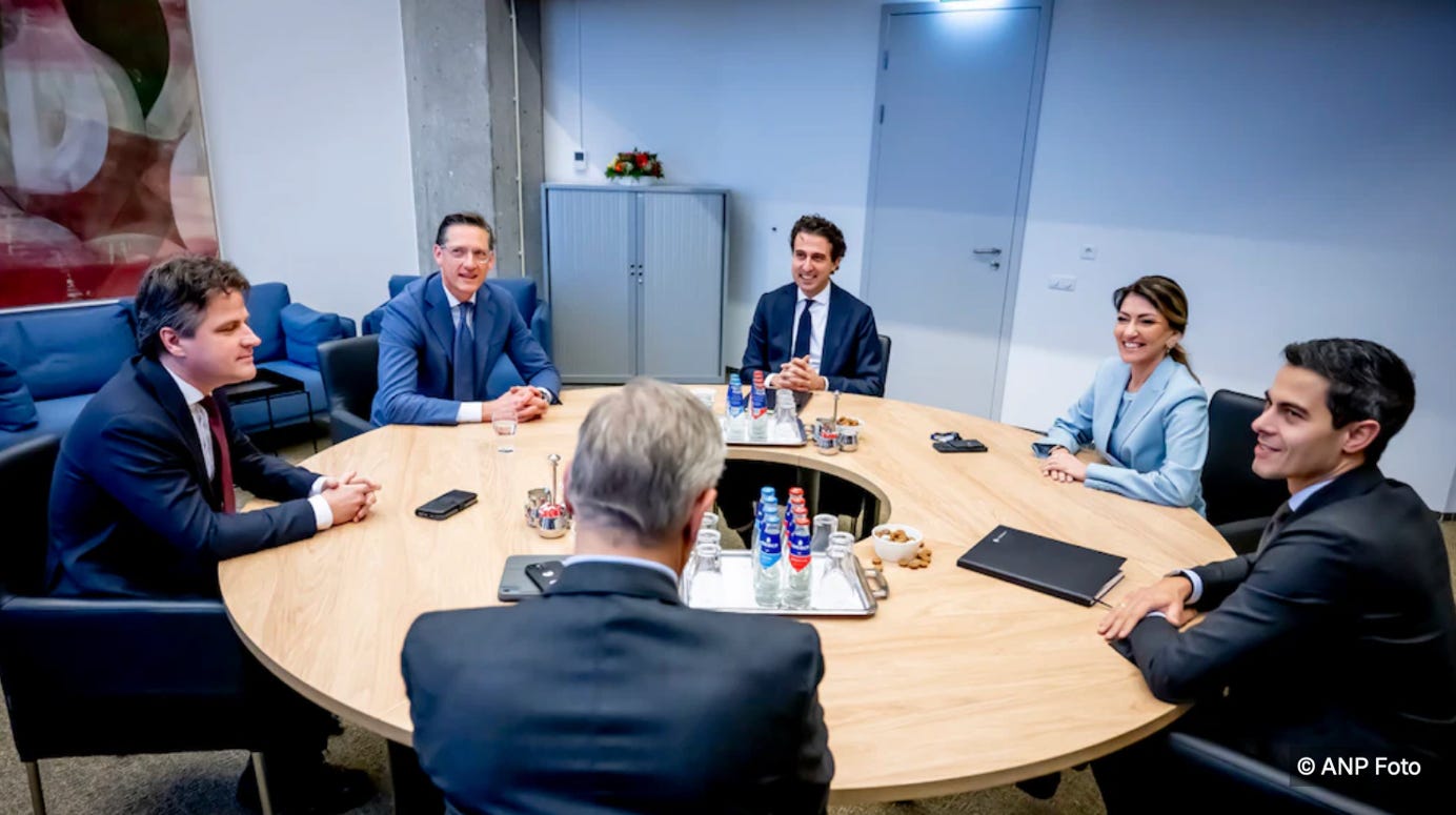 Afbeelding met person, kleding, overdekt, persoon

Door AI gegenereerde inhoud is mogelijk onjuist.