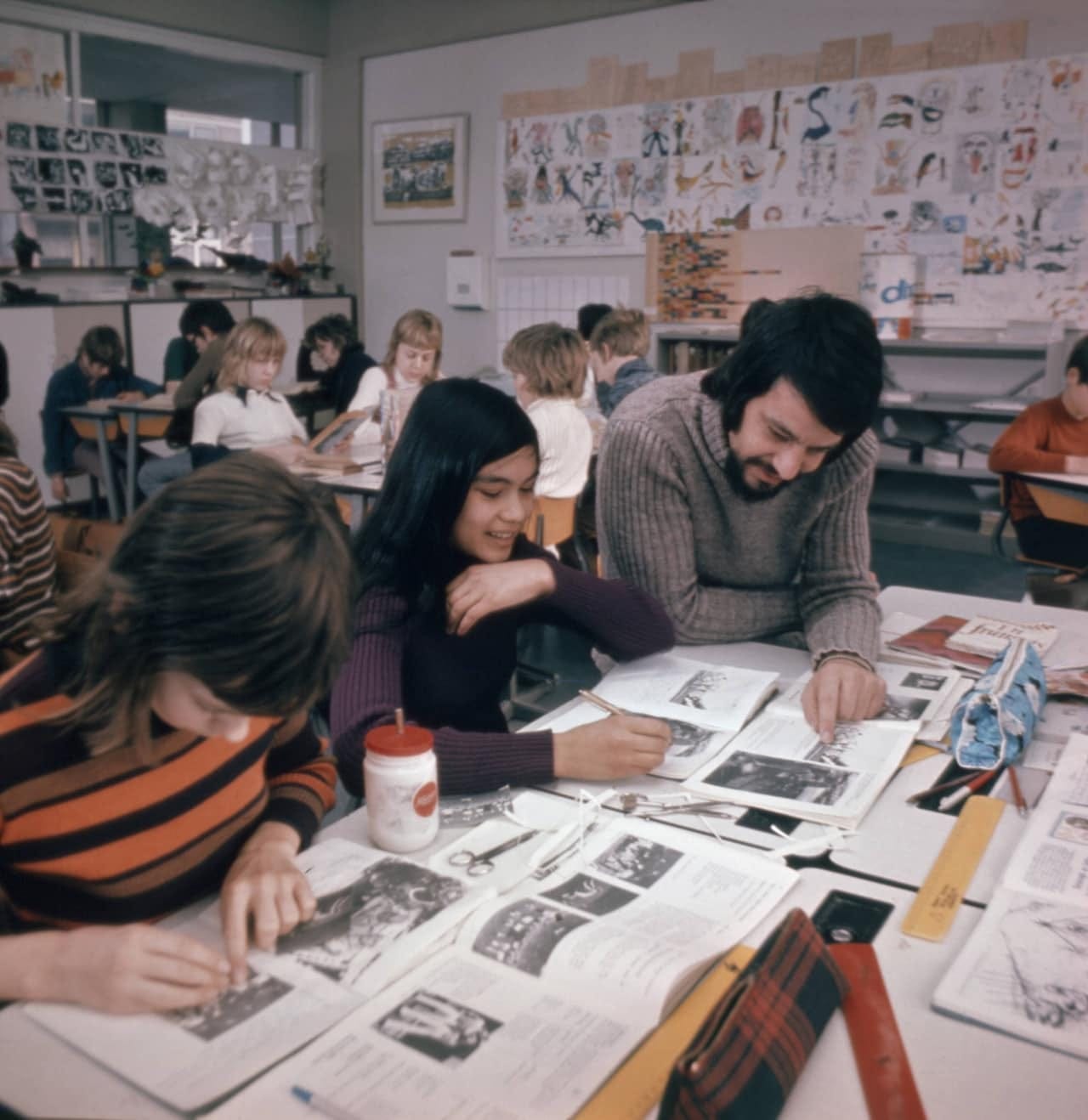 Een klas in 1978. Leraar geeft uitleg. Een klas in 1978. Leraar geeft uitleg.