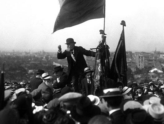 Discours de Jean Jaurès le 25 mai 1913 au Pré-Saint-Gervais à l’issue d’une manifestation contre la loi des trois ans (photo : Maurice-Louis Branger)