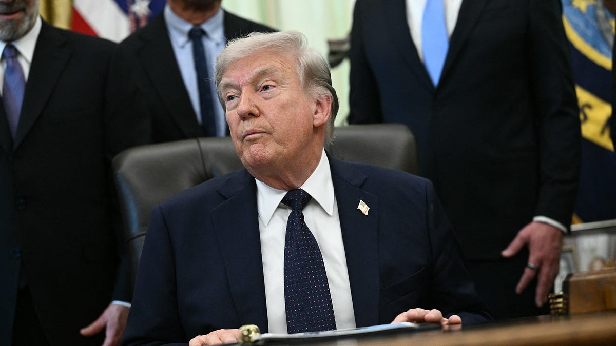 🥂 Journalists: Stop Partying With Donald Trump! (Asawin Suebsaeng/Zeteo)