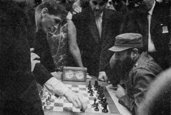 Fidel Castro facing Bobby Fischer, 1966 : chess
