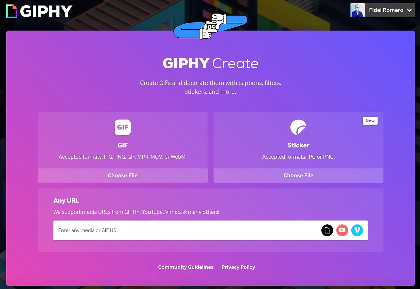 Interfaz de GIPHY para crear GIFs animados. En la imagen se observan dos botones, uno para subir archivos MP4, JPG, PNG, MOV o WebM, y en otro botón la opción de crear un Sticker a partir de una imagen JPG o PNG.