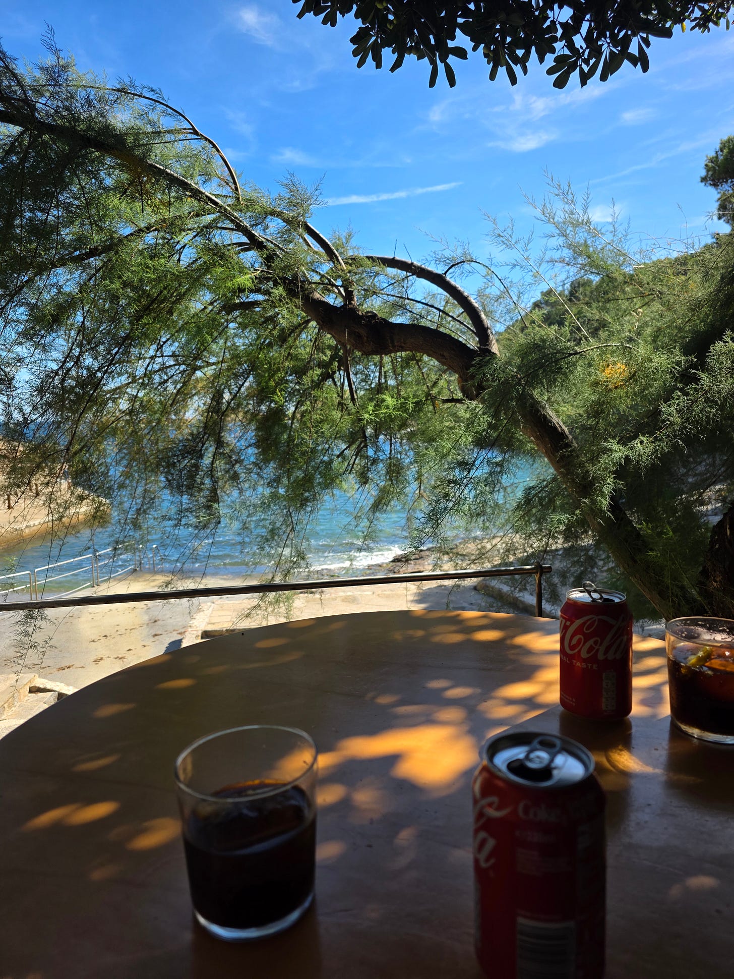 Vistas de la cala desde una mesa del Xiringuito d´Aiguafreda, en Begur ,Costa Brava. Vistas de la cala desde una mesa del Xiringuito d´Aiguafreda, en Begur ,Costa Brava.