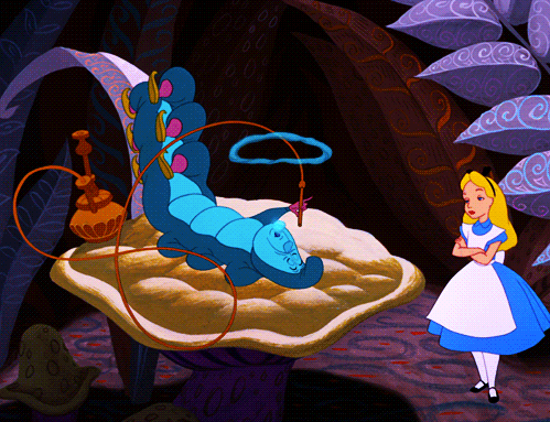 Encontro de Alice com a Lagarta, o animal fuma um narguilé em cima de um cogumelo. Encontro de Alice com a Lagarta, o animal fuma um narguilé em cima de um cogumelo.