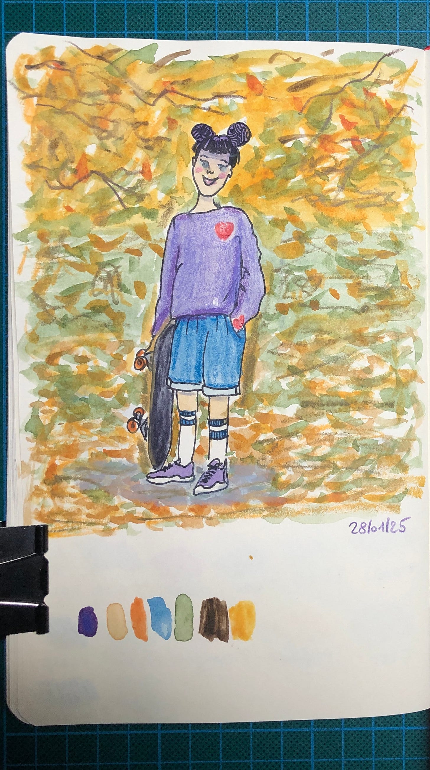 Photo d’une page de mon sketchbook où l’on voit un dessin d’une jeune fille qui en pull et short avec des chaussettes montantes et des baskets. Elle est coiffée avec des space-buns. Au sol et tout autour d’elle, la page est couverte de tâches vertes et oranges évoquant des feuilles d’automne. Le dessin a été réalisé au stylo-plume, aquarelle, crayons de couleurs et Neocolor II de Caran d’Ache.