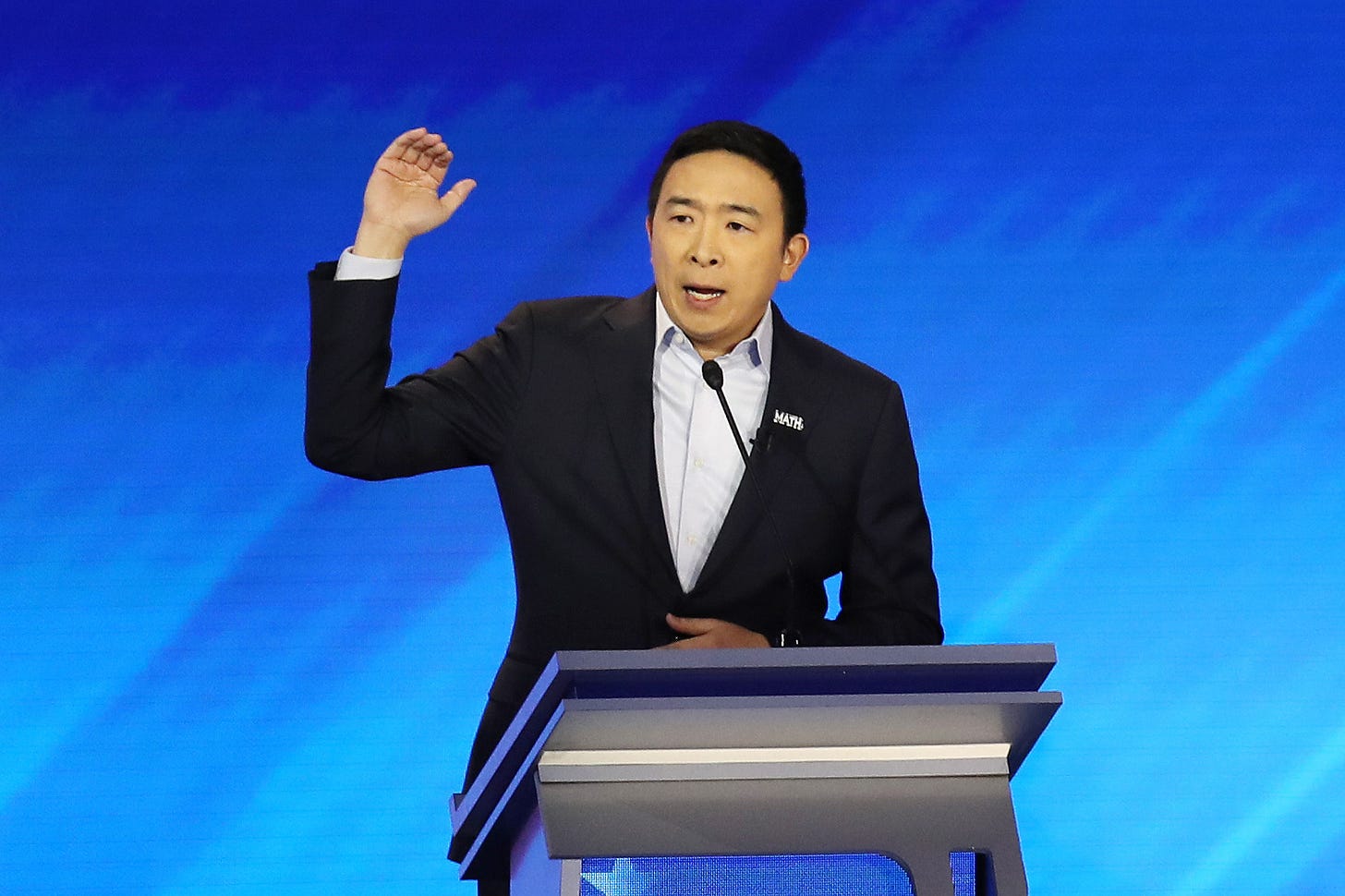 O empreendedor do Vale do Silício Andrew Yang buscou a nomeação democrata para presidente dos EUA em 2020, fazendo campanha em parte com a promessa de uma renda básica universal de US$ 1.000 por mês. (Joe Raedle/Getty Images) O empreendedor do Vale do Silício Andrew Yang buscou a nomeação democrata para presidente dos EUA em 2020, fazendo campanha em parte com a promessa de uma renda básica universal de US$ 1.000 por mês. (Joe Raedle/Getty Images)