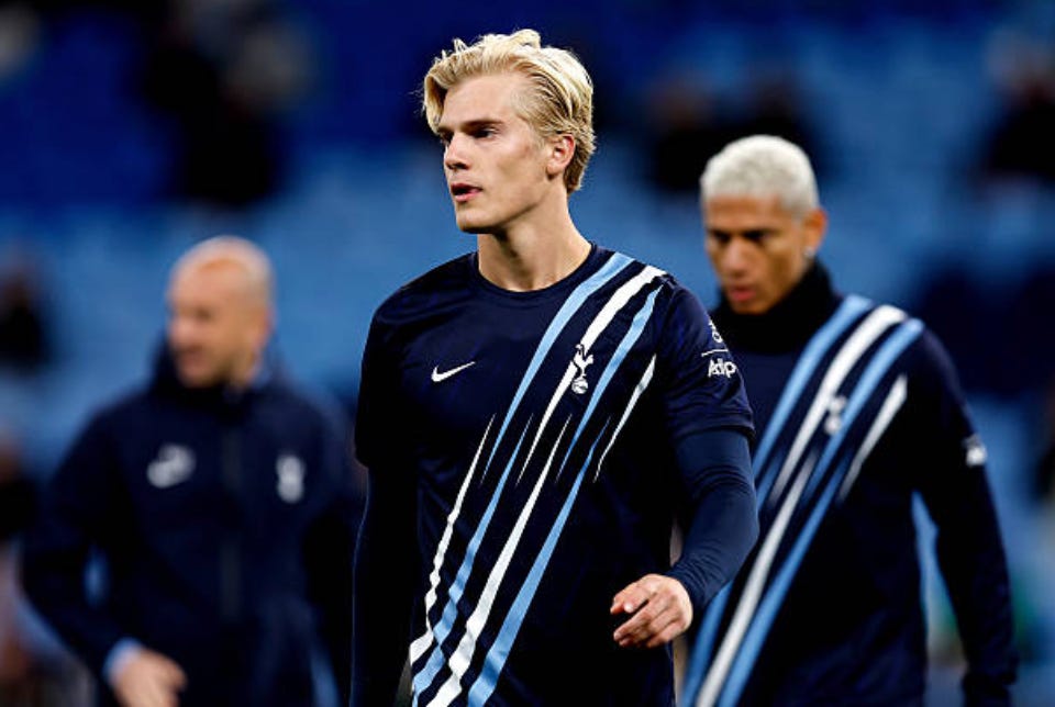 SYDNEY, AUSTRALIA - JULY 29: Lucas Bergvall of Tottenham Hotspur warms up prior to the Sydney Super Cup match between Sydney FC and Tottenham Hotspur at Allianz Stadium on July 29, 2026 in Sydney, Australia. (Photo by Brendon Thorne/Getty Images)