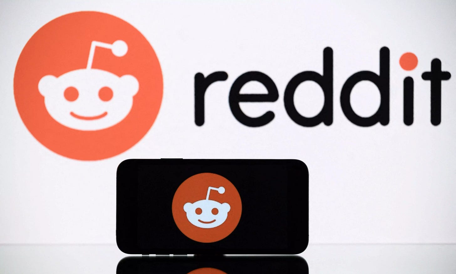 Reddit Sues Perplexity For Scraping Data to Train AI System