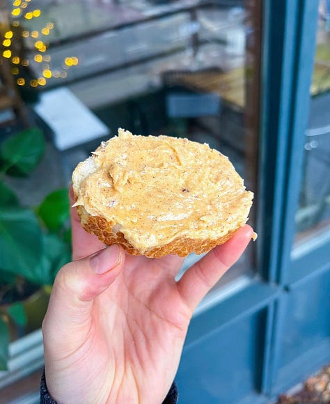 "Whipped butter met een luchtige, romige textuur, geserveerd in een schaaltje naast versgebakken brood."